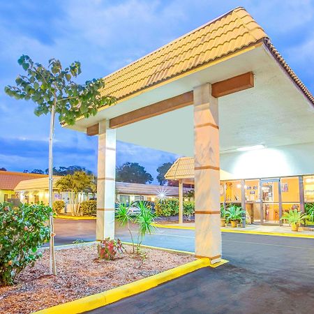 Days Inn By Wyndham St. Petersburg Central Exteriér fotografie