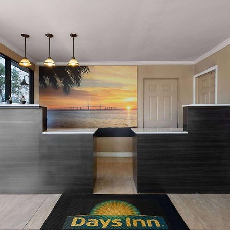 Days Inn By Wyndham St. Petersburg Central Exteriér fotografie