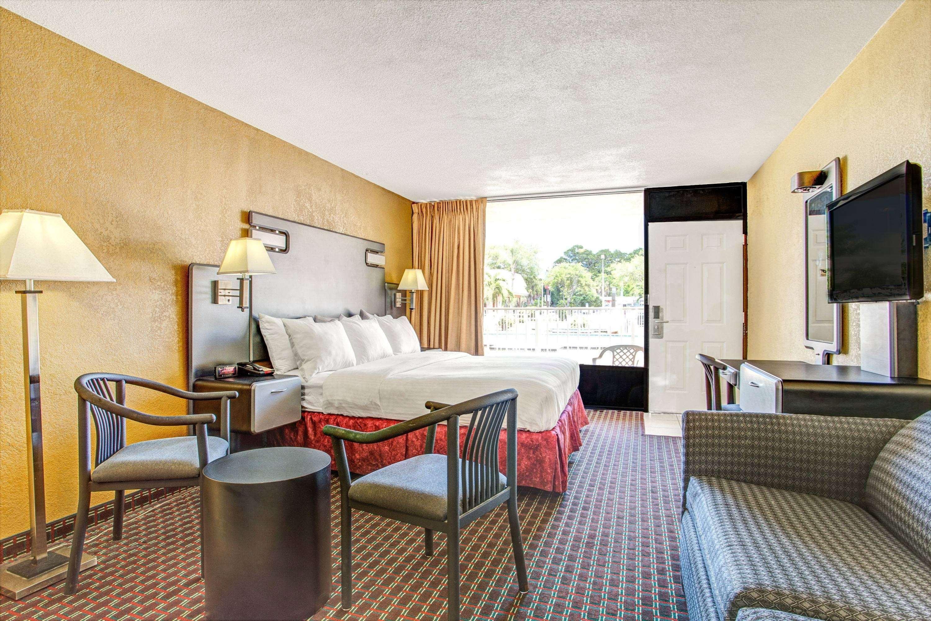 Days Inn By Wyndham St. Petersburg Central Exteriér fotografie