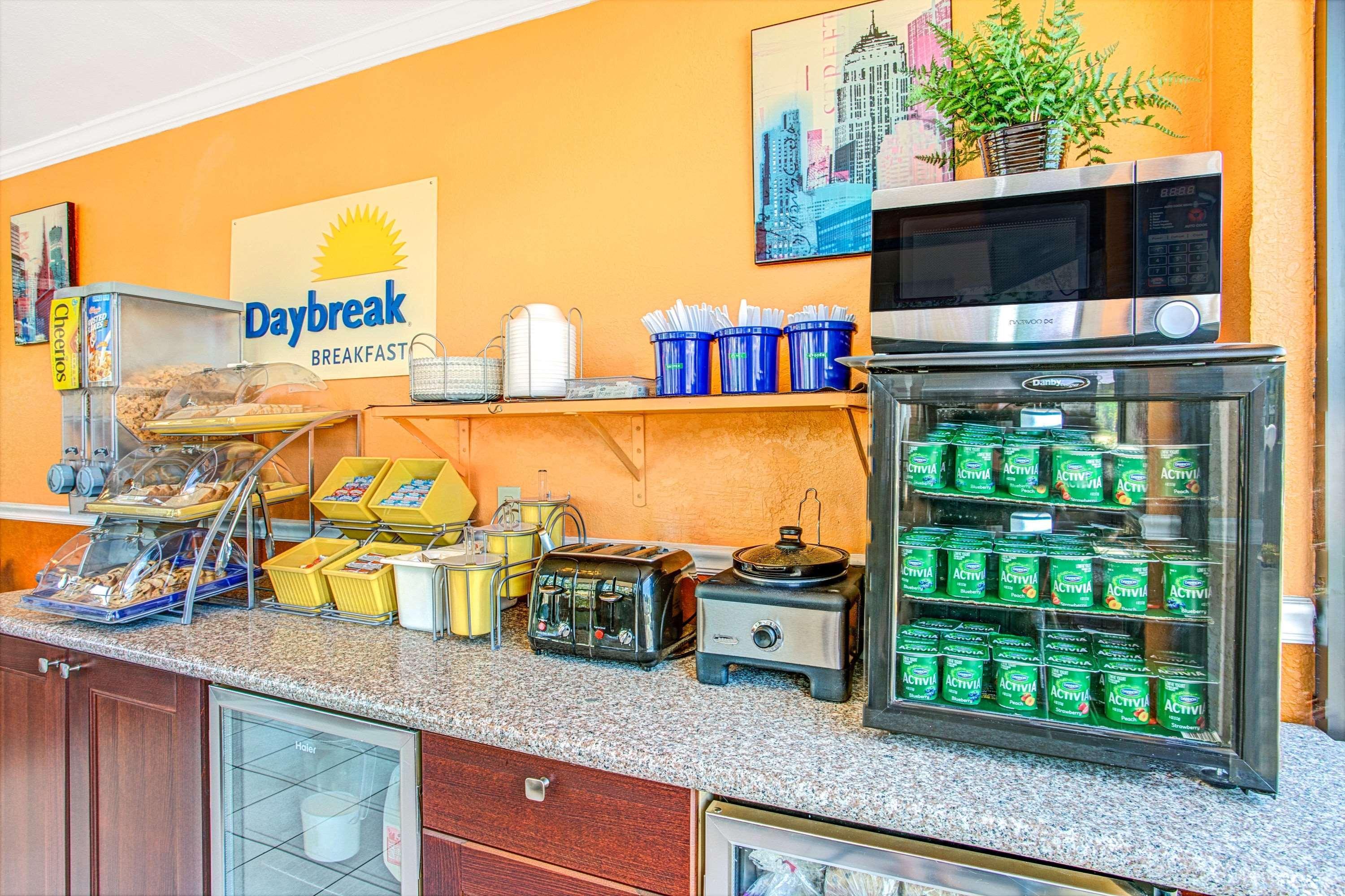 Days Inn By Wyndham St. Petersburg Central Exteriér fotografie