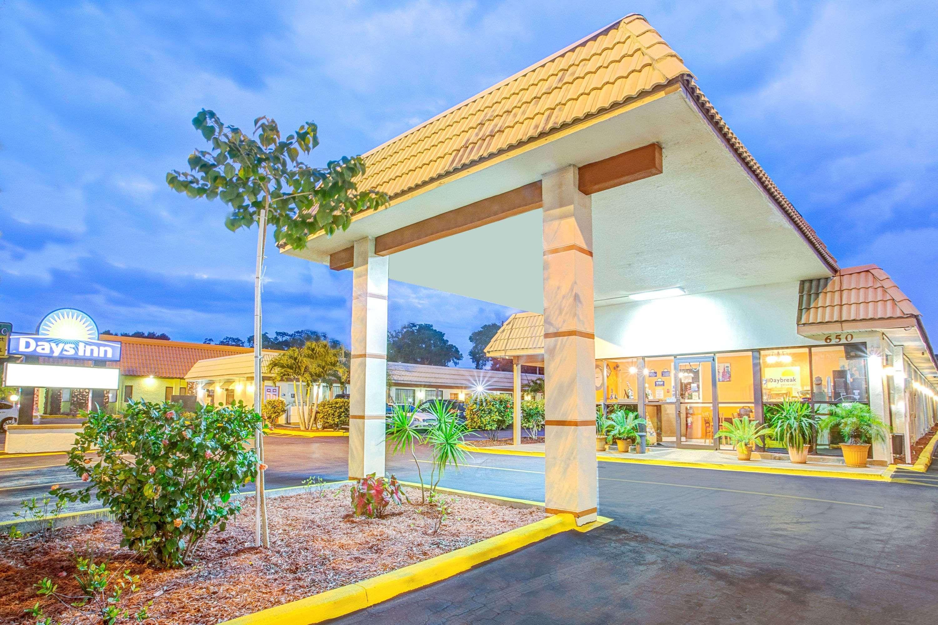 Days Inn By Wyndham St. Petersburg Central Exteriér fotografie