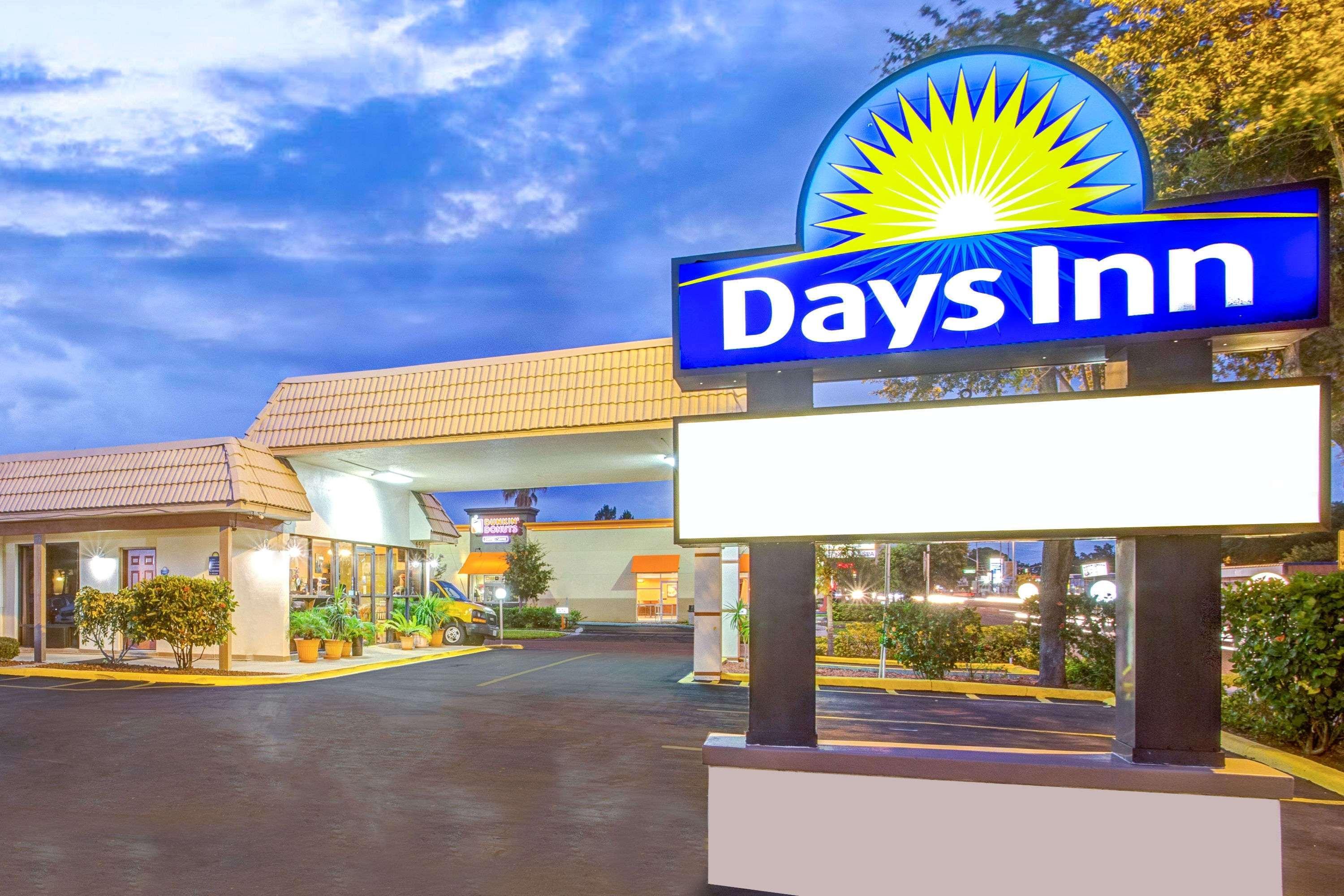 Days Inn By Wyndham St. Petersburg Central Exteriér fotografie