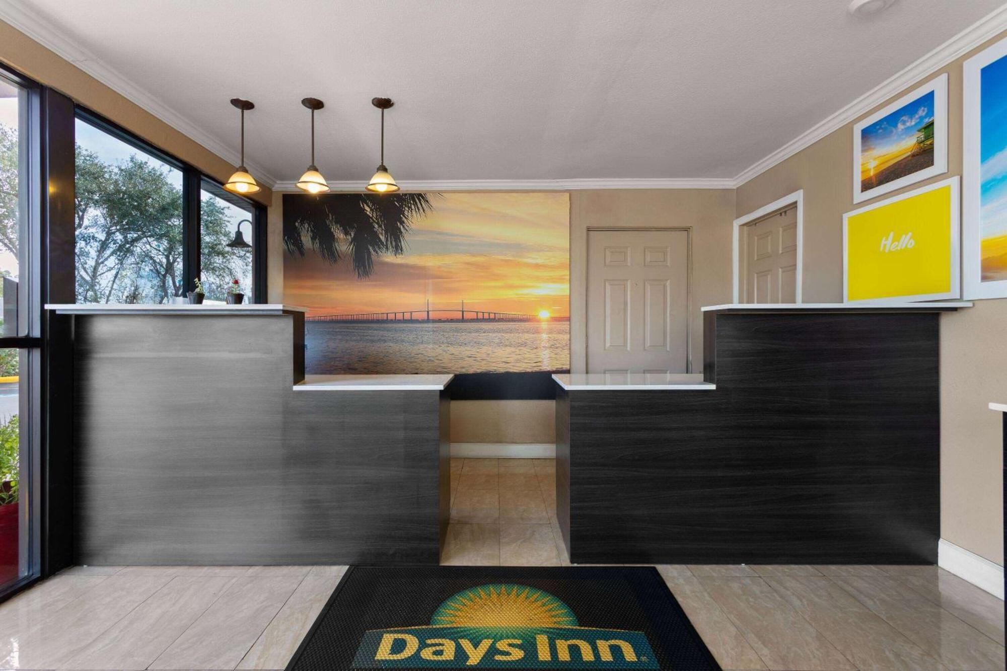 Days Inn By Wyndham St. Petersburg Central Exteriér fotografie
