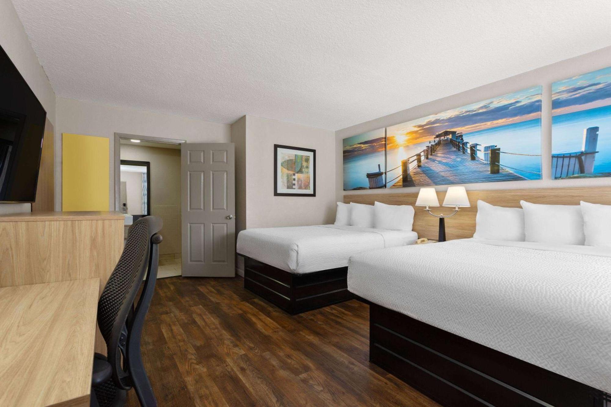 Days Inn By Wyndham St. Petersburg Central Exteriér fotografie