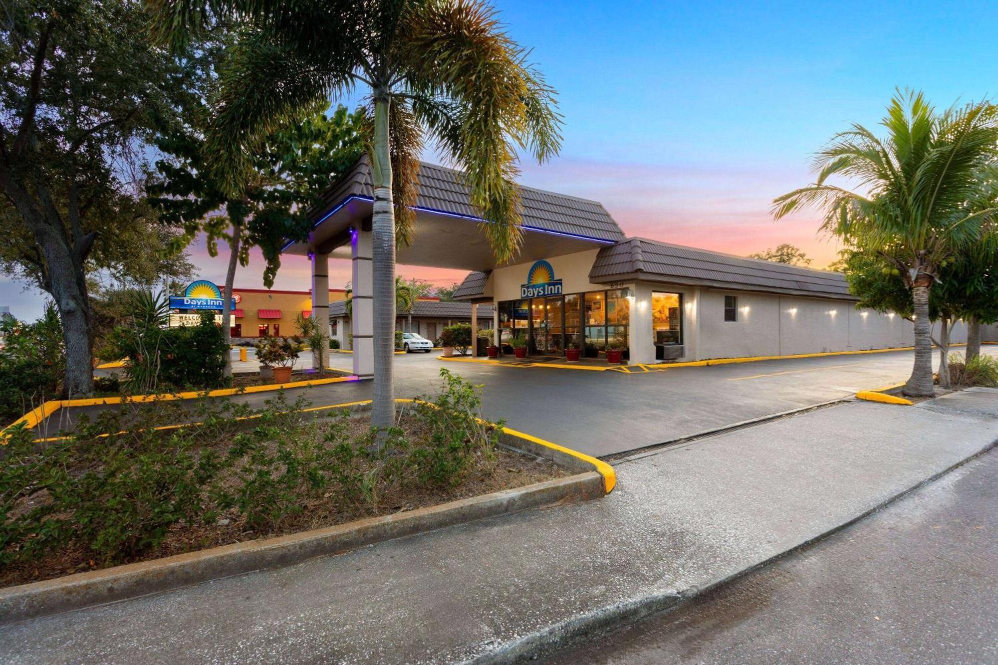 Days Inn By Wyndham St. Petersburg Central Exteriér fotografie