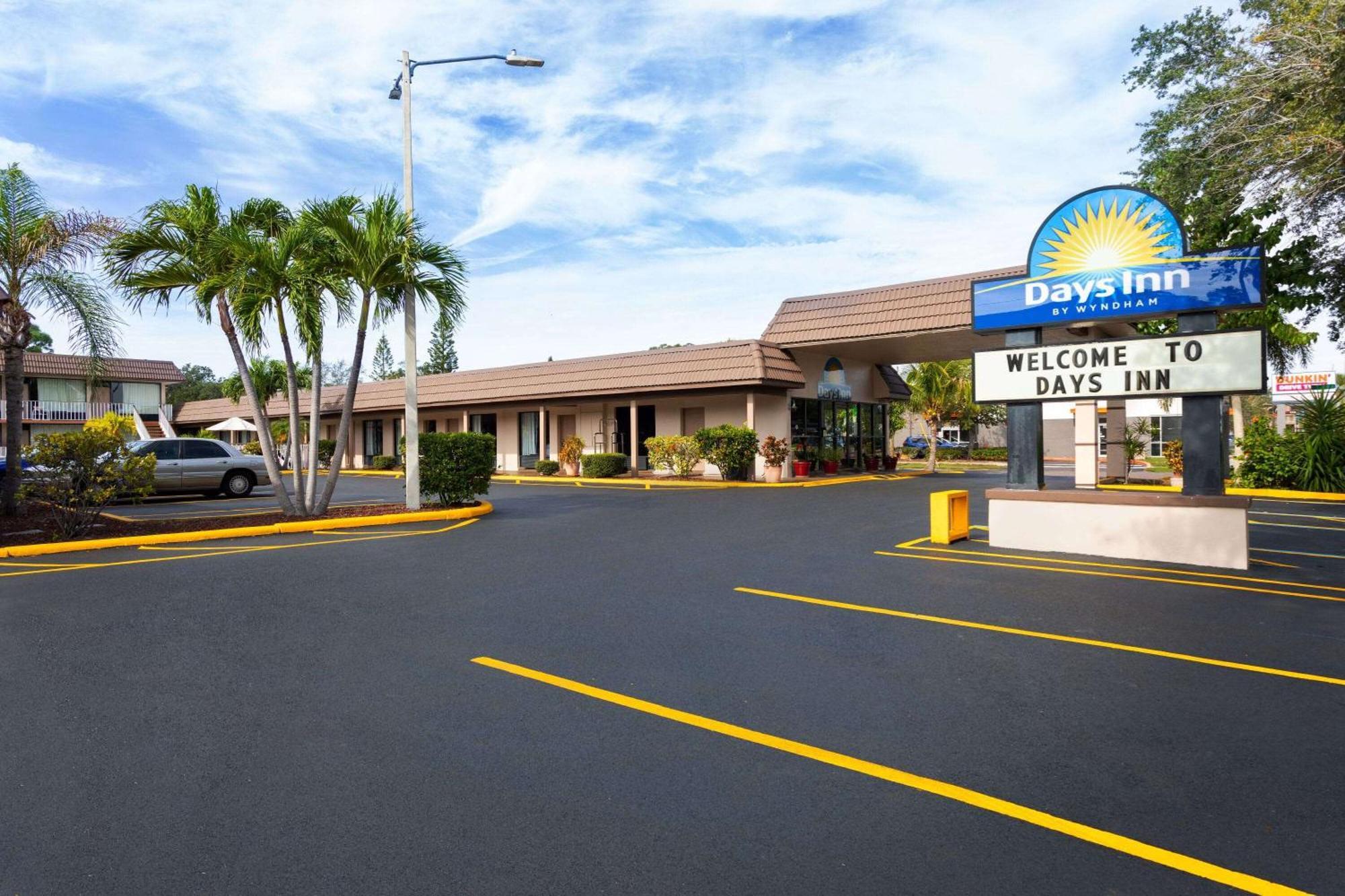 Days Inn By Wyndham St. Petersburg Central Exteriér fotografie