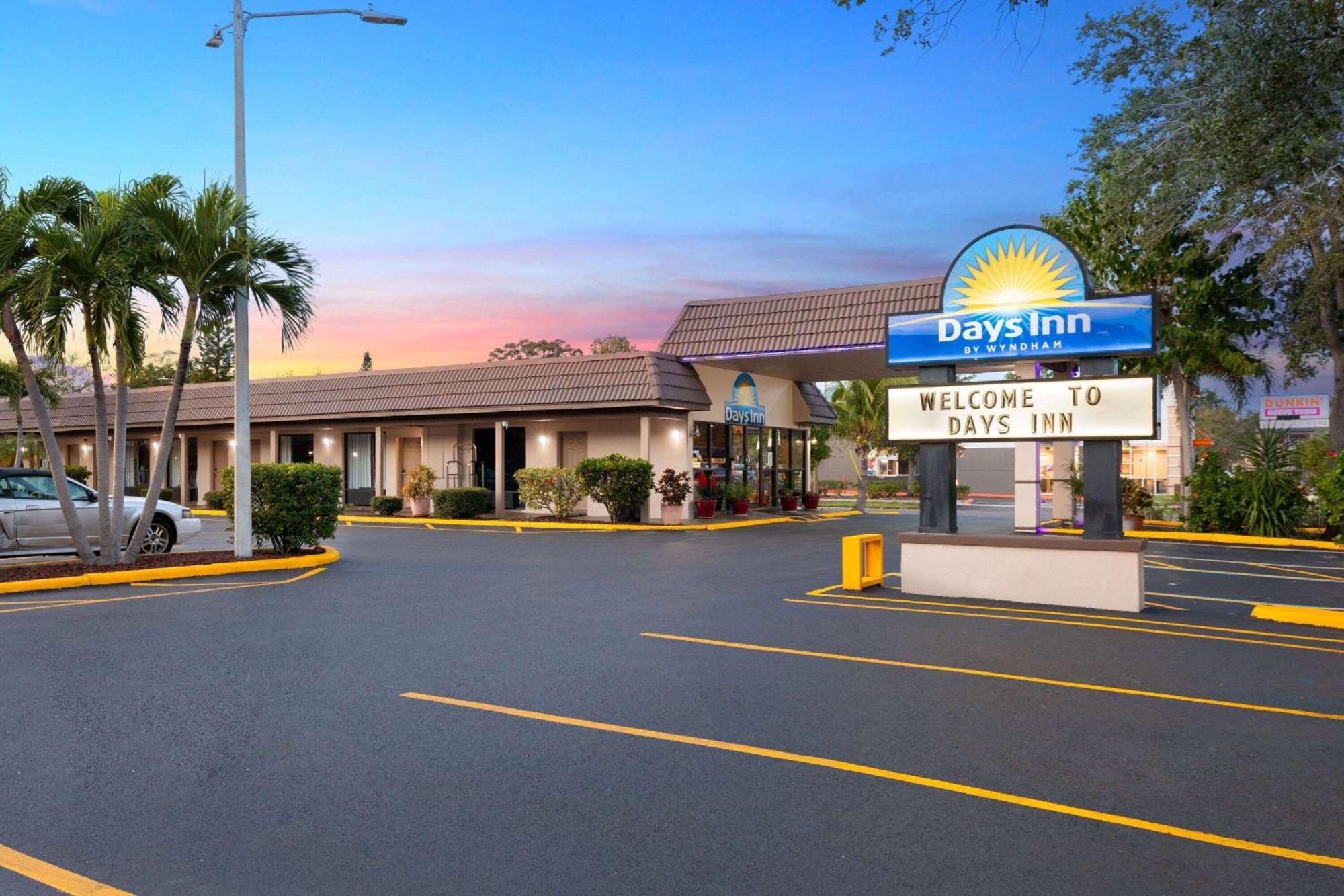 Days Inn By Wyndham St. Petersburg Central Exteriér fotografie